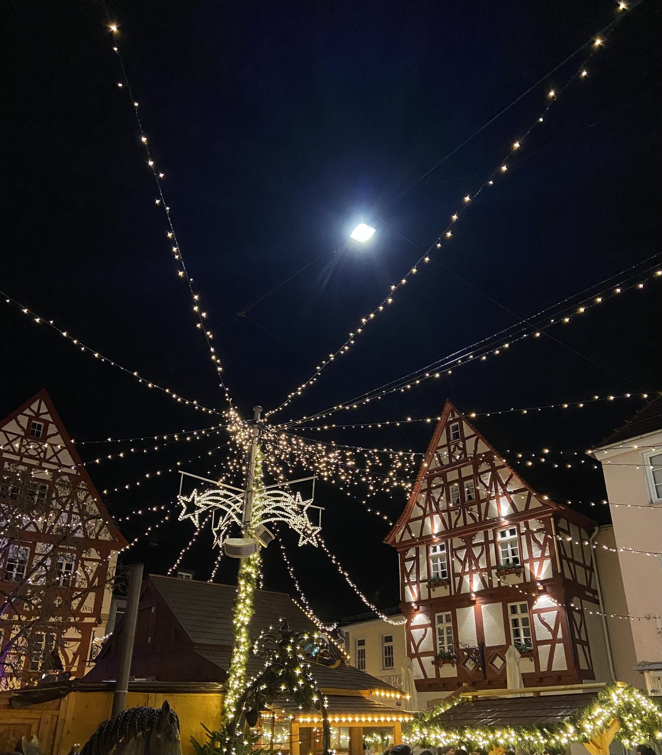 Weihnachtsmarkt in der Alzeyer Altstadt bei Nacht mit Fachwerkhäusern und Lichterdekoration
